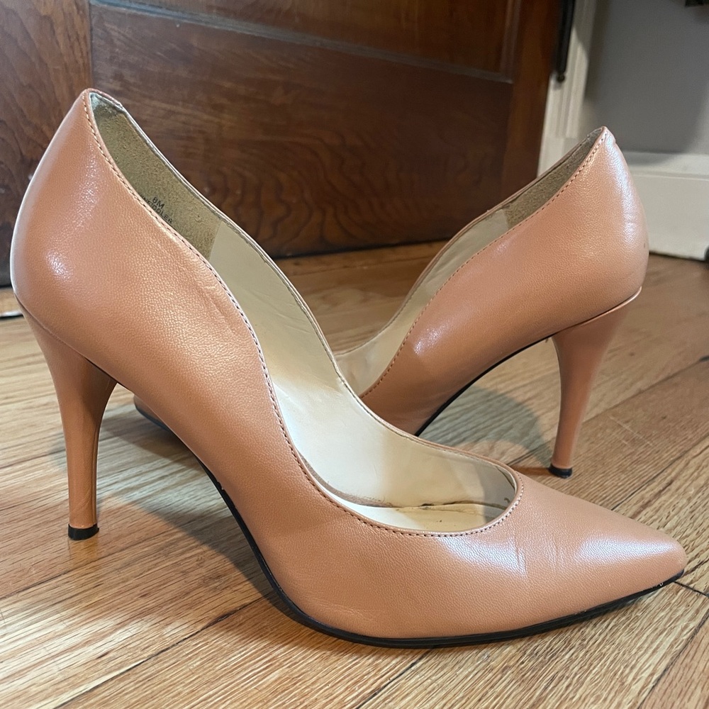 Nude tan pointed toe pointed toe pumps | size 8 | Nine West